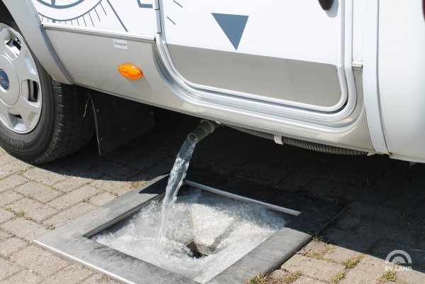 Слив отработанной серой воды в автодоме в канализацию кемпинга
