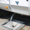 Слив отработанной серой воды в автодоме в канализацию кемпинга